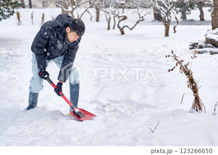 雪かきをする男性 123266650
