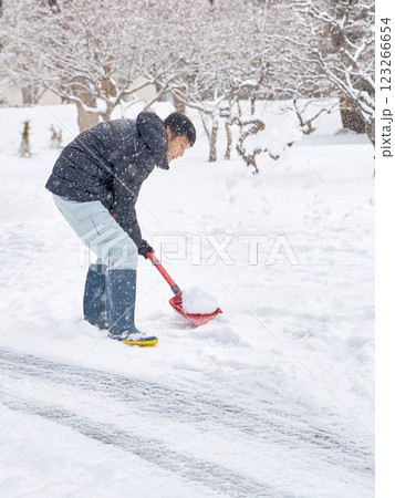 雪かきをする男性 雪かきをする男性 123266654