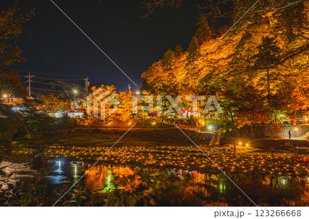 豊田市の秋の香嵐渓のライトアップされた紅葉の風景(愛知県) 豊田市の秋の香嵐渓のライトアップされた紅葉の風景(愛知県) 123266668