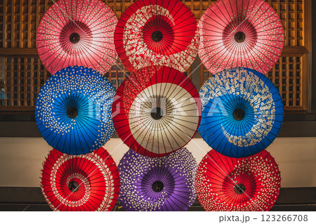 袋井市にある法多山尊永寺の和傘アートのライトアップの風景(静岡県) 123266708