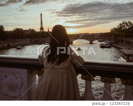 セーヌ川を眺める女性の後姿(フランス、パリ) セーヌ川を眺める女性の後姿(フランス、パリ) 123267228