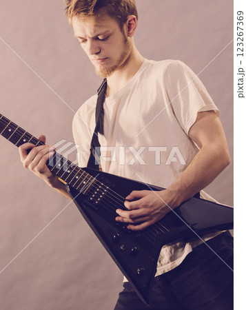Man playing on electric guitar 123267369