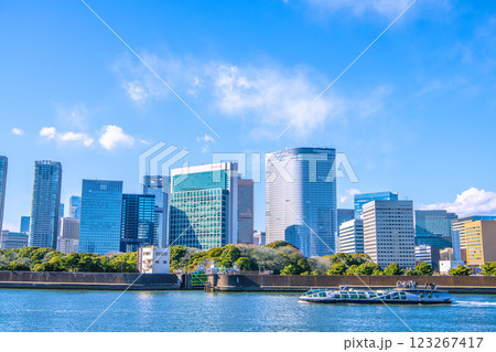 日本の東京都市景観 新風景。汐留のビル群やエメラルダスなどを望む 123267417
