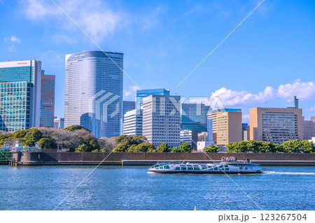 日本の東京都市景観 新風景。汐留のビル群やエメラルダスなどを望む 123267504