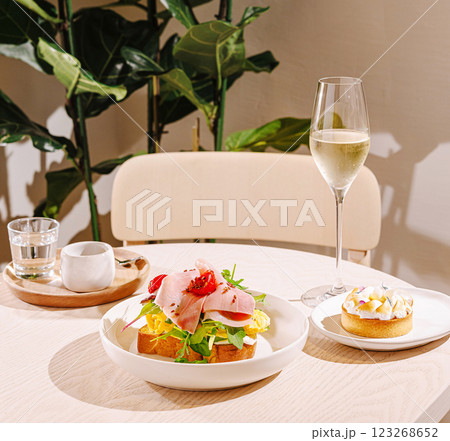 Delicious brunch spread with toast, dessert, and sparkling drink Delicious brunch spread with toast, dessert, and sparkling drink 123268652