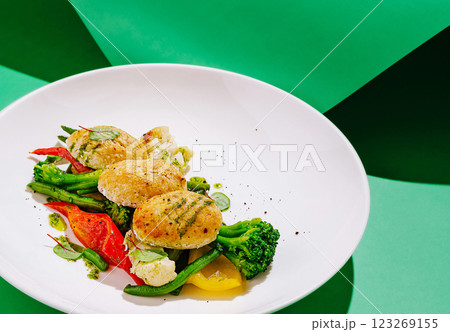 Fresh vegetable medley served on a white plate with baked delights 123269155