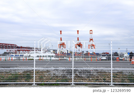 White steel grating fence made with wire, Grating wire industrial fence for boundary area of the port. 123269590
