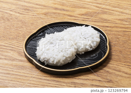 まつかさ餅　郷土菓子　三重県の和菓子　伊勢相可名物　お餅の和菓子 123269794