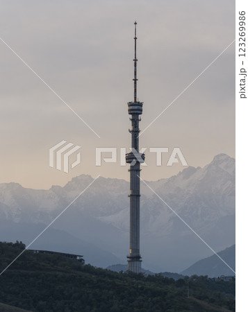 カザフスタン・アルマトイテレビ塔と天山山脈 Almaty Television Tower, KZ 123269986