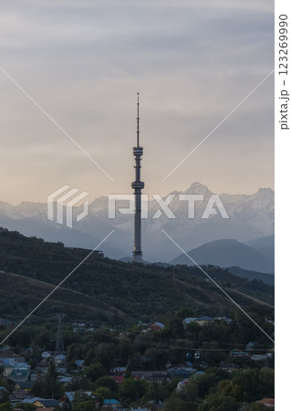 カザフスタン・アルマトイタワーと天山山脈 / Almaty Television Tower, KZ 123269990