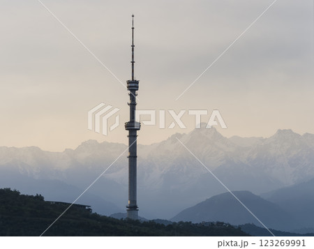カザフスタン・アルマトイテレビ塔と天山山脈 Almaty Television Tower, KZ 123269991