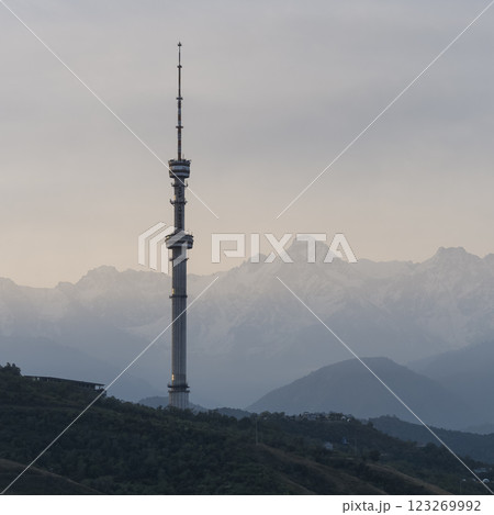 カザフスタン・アルマトイタワーと天山山脈 / Almaty Television Tower, KZ 123269992
