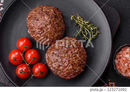 Beef burger patties with salt, spices and herbs Beef burger patties with salt, spices and herbs 123271092