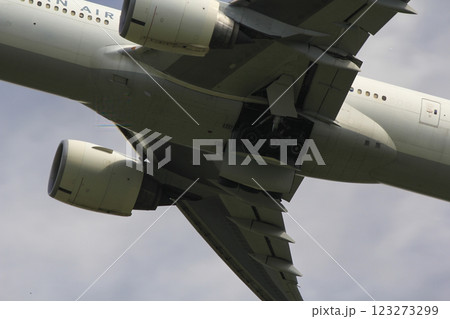 成田国際空港から離陸する飛行機の主脚 123273299