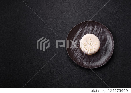Sweet round tart with berry filling, covered with white chocolate 123273999