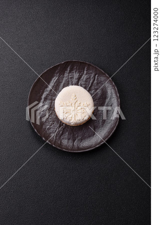Sweet round tart with berry filling, covered with white chocolate 123274000
