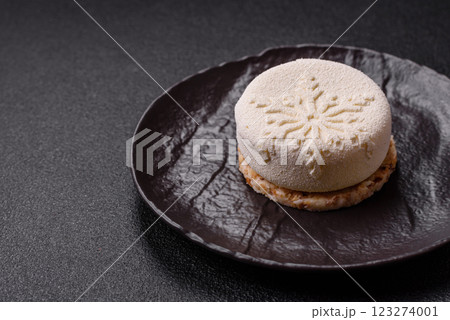 Sweet round tart with berry filling, covered with white chocolate 123274001