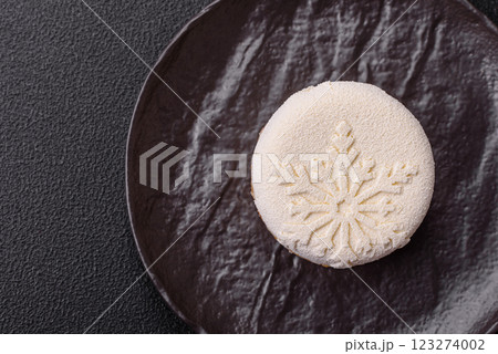 Sweet round tart with berry filling, covered with white chocolate 123274002