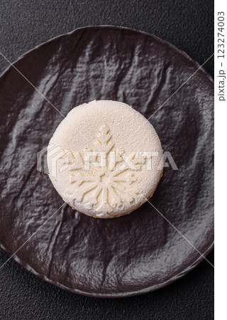 Sweet round tart with berry filling, covered with white chocolate 123274003