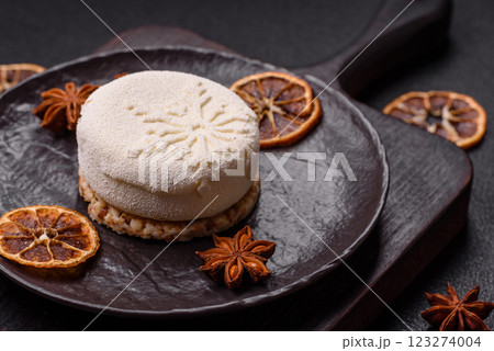 Sweet round tart with berry filling, covered with white chocolate 123274004