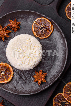 Sweet round tart with berry filling, covered with white chocolate 123274007