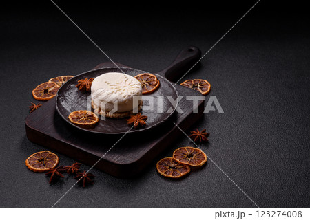 Sweet round tart with berry filling, covered with white chocolate 123274008