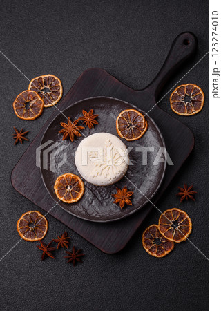 Sweet round tart with berry filling, covered with white chocolate 123274010