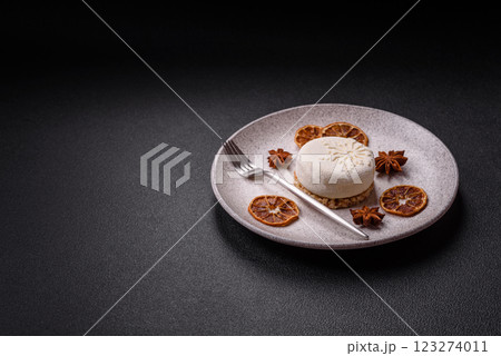 Sweet round tart with berry filling, covered with white chocolate 123274011