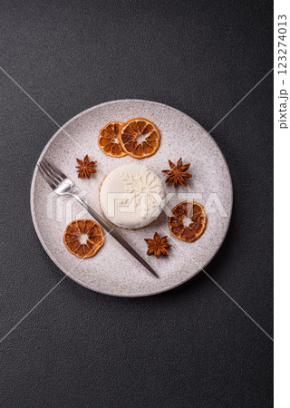 Sweet round tart with berry filling, covered with white chocolate 123274013