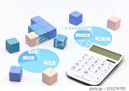 電卓とグラフのイメージ 123274705