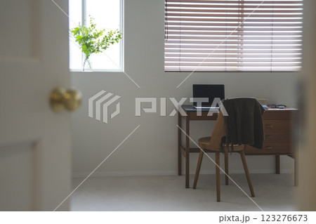 ノートパソコンが置かれたデスクのある部屋 ノートパソコンが置かれたデスクのある部屋 123276673