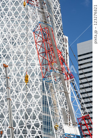 東京都西新宿の高層ビルと大型クレーンの風景 123276821