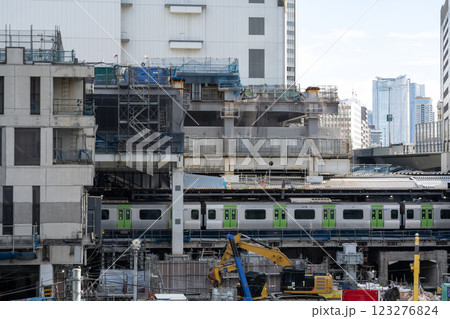 再開発工事が進む渋谷駅の風景 123276824