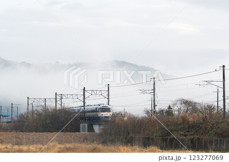 【宮福線】雲海を背に出発する快速列車 【宮福線】雲海を背に出発する快速列車 123277069