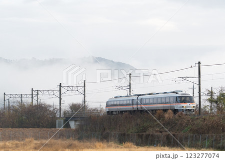【宮福線】雲海を背に走行する快速列車 123277074