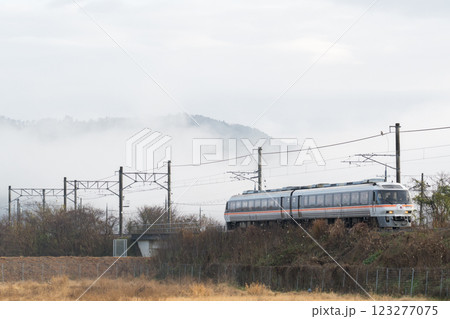 【宮福線】雲海を背に走行する快速列車 123277075