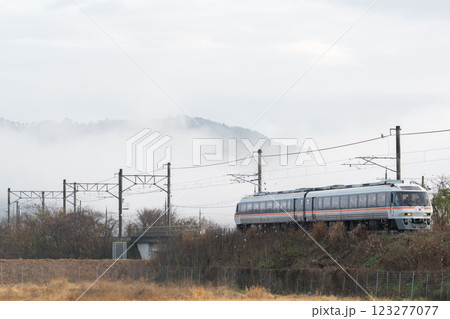 【宮福線】雲海を背に走行する快速列車 123277077
