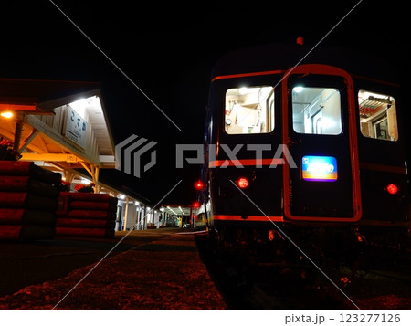 夜の小坂鉄道レールパークにて 123277126