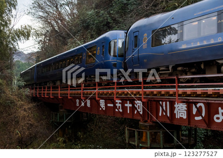 【宮豊線】山間の橋梁を渡る特急列車 123277527