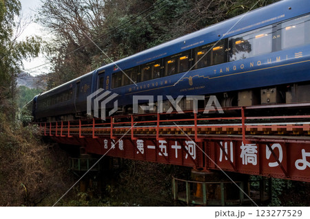 【宮豊線】山間の橋梁を渡る特急列車 123277529