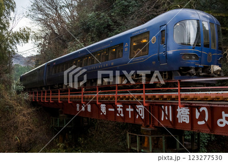 【宮豊線】山間の橋梁を渡る特急列車 123277530