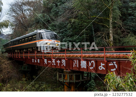 【宮豊線】山間の橋梁を渡る特急列車 【宮豊線】山間の橋梁を渡る特急列車 123277532