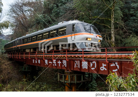 【宮豊線】山間の橋梁を渡る特急列車 123277534
