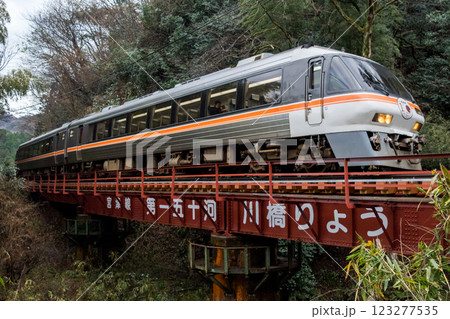 【宮豊線】山間の橋梁を渡る特急列車 【宮豊線】山間の橋梁を渡る特急列車 123277535