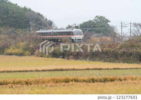 【宮豊線】時雨の田園地帯を走行する快速列車 123277681