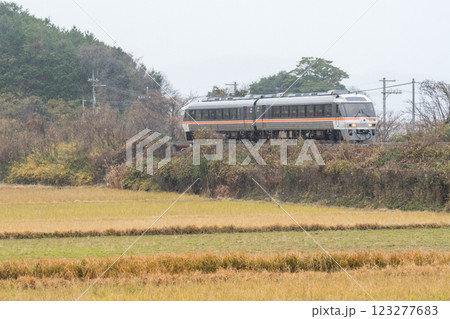 【宮豊線】時雨の田園地帯を走行する快速列車 123277683
