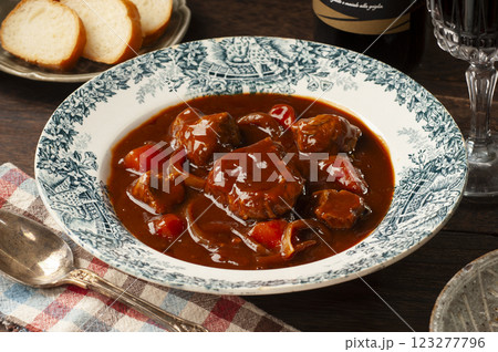 ワインと共に味わうビーフシチュー ワインと共に味わうビーフシチュー 123277796