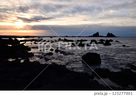 岩の間から見る海 123277801