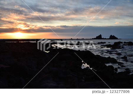 岩の間から見る海 123277806