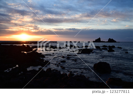 岩の間から見る海 123277811